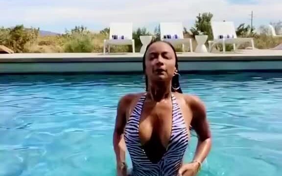 Draya Michele sexy show erotic body in the pool!!! So hot